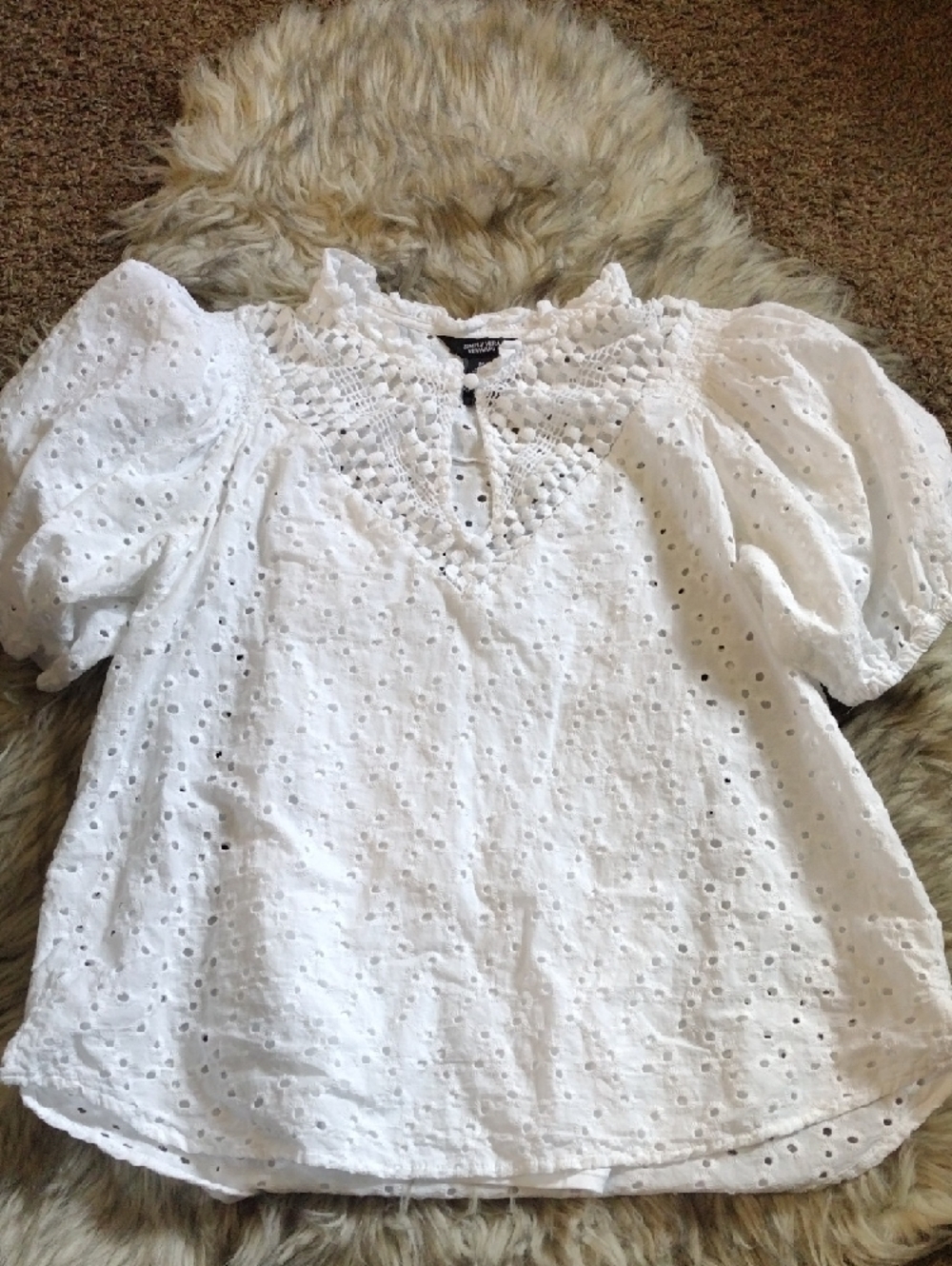 Simply Vera Vera Wang White Eyelet V-Neck Puff Sleeve Blouse - Picture 5 of 5